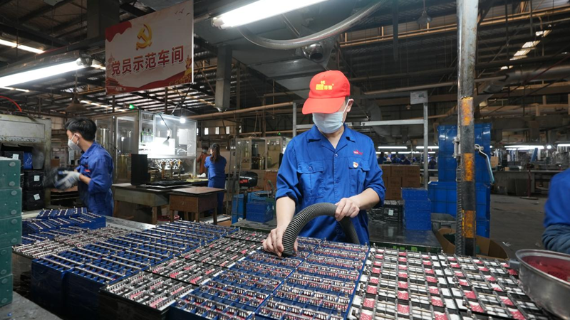 實施人才強企、科技興企戰略，堅持自主研發創新