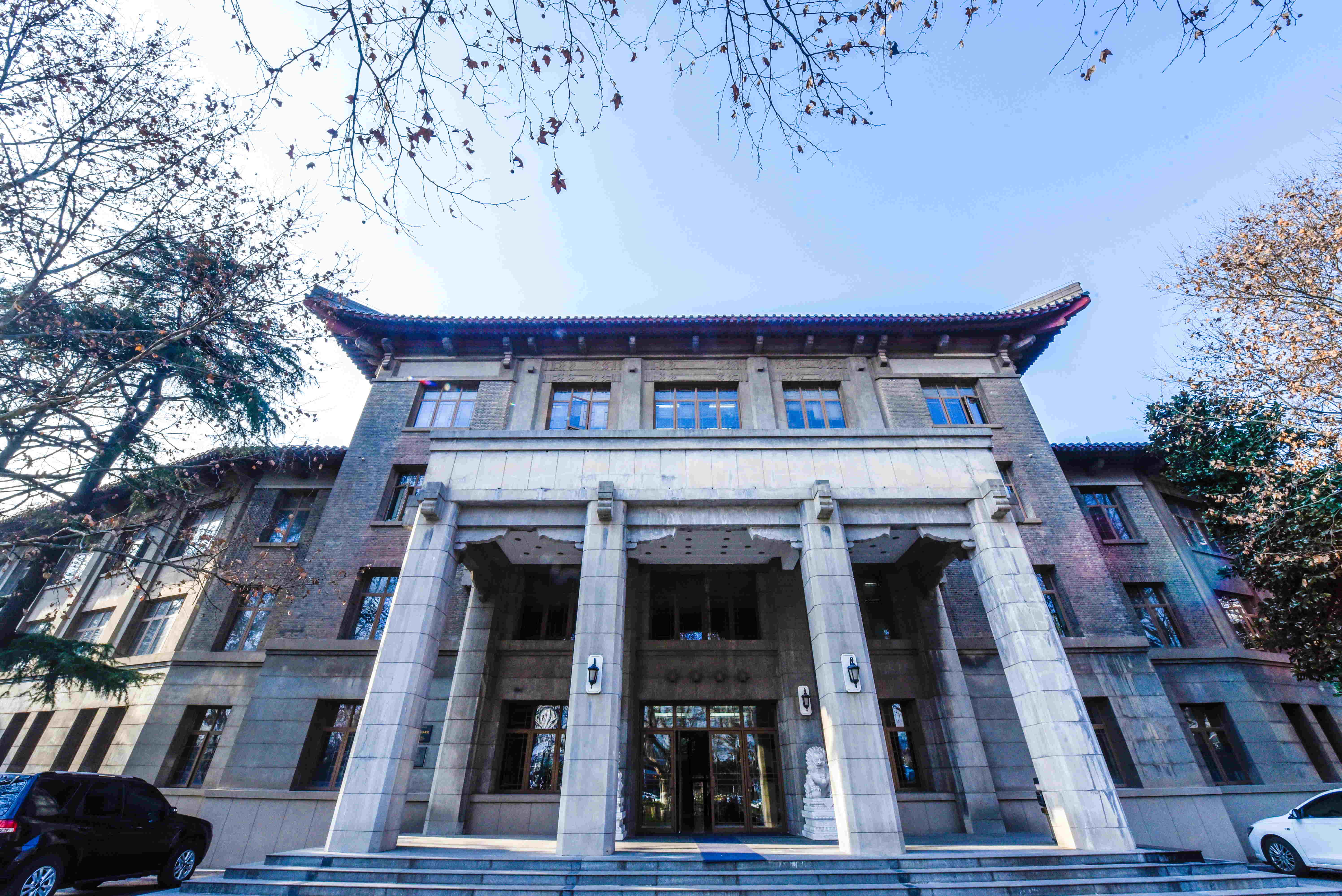 新華網：在今年的新生開學典禮暨思政第一課上，您號召南藝全體師生“為人民而創作、而創造、而放歌”。近年來，南京藝術學院如何抓好重大主題創作，推進文藝理論創新，建設文化服務品牌，在江蘇文化強省建設的新征程中，發揮高等藝術教育的重要作用？