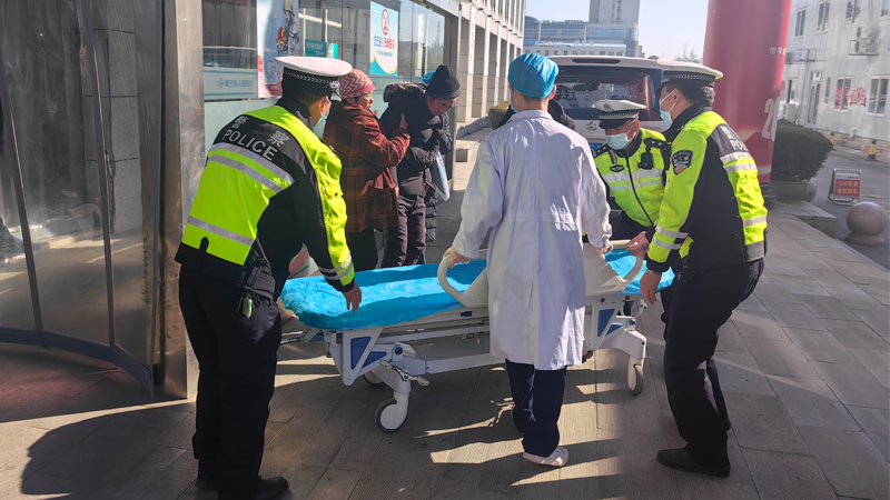 老人突發腦出血 交警護送開辟“生命通道”