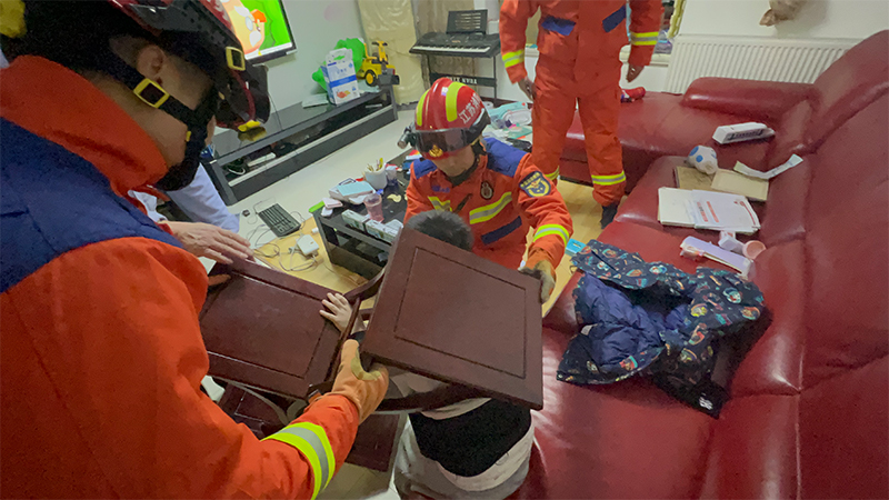 5歲男孩不慎將頭卡進木架 獲救后大喊“頭保住了！”