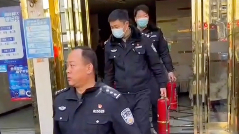 緊急出動！民警變身“藍朋友”接力救火