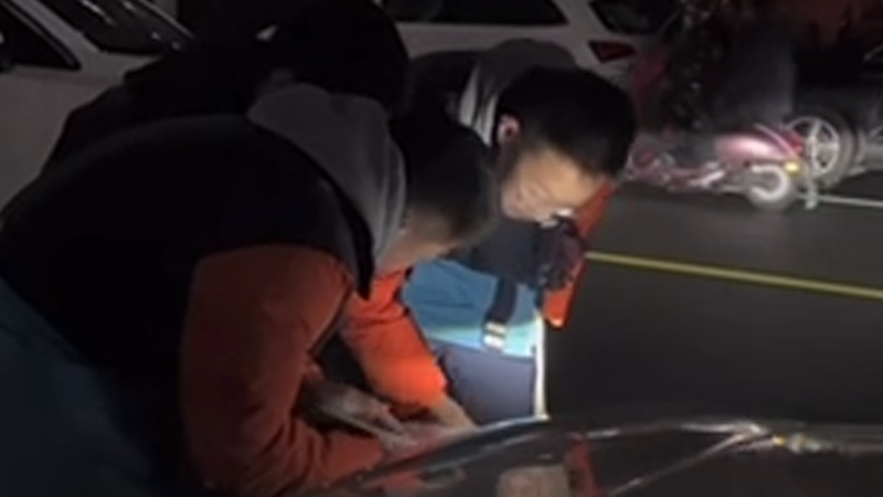 三名中學生放學后借車燈學習，努力的樣子最可愛！