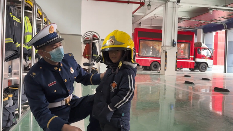 3歲萌娃連續一月“打卡”消防站 消防叔叔為他圓消防夢