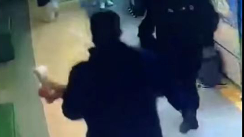 緊急護送！輔警抱高燒驚厥男童奔跑就醫