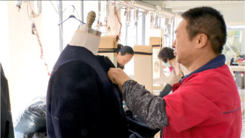 58歲聾啞裁縫多年苦練獲職業競賽冠軍