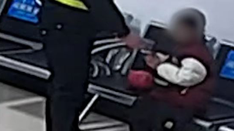 可可愛愛！萌娃外出找爸爸不忘帶存錢罐