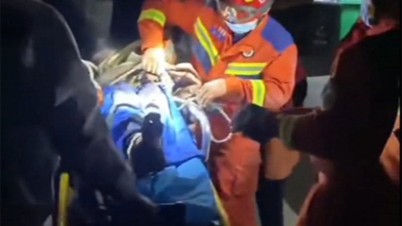 獨居老人樓頂意外摔倒，鄰居發現異常果斷報警