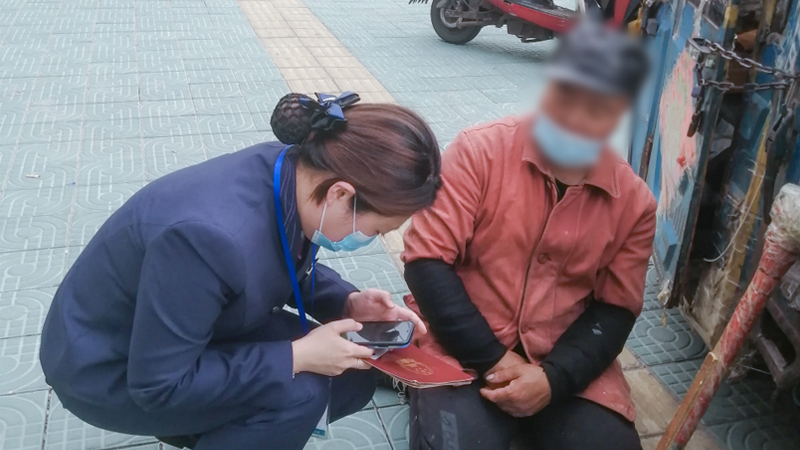 將“營業柜臺”搬到馬路邊 供電員工蹲著為用戶辦理業務