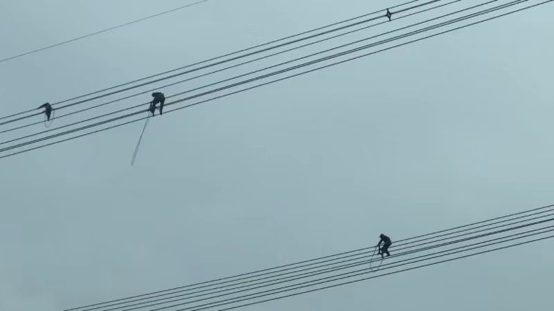 致敬勞動者！挖掘機師傅意外拍到電力工人高空作業