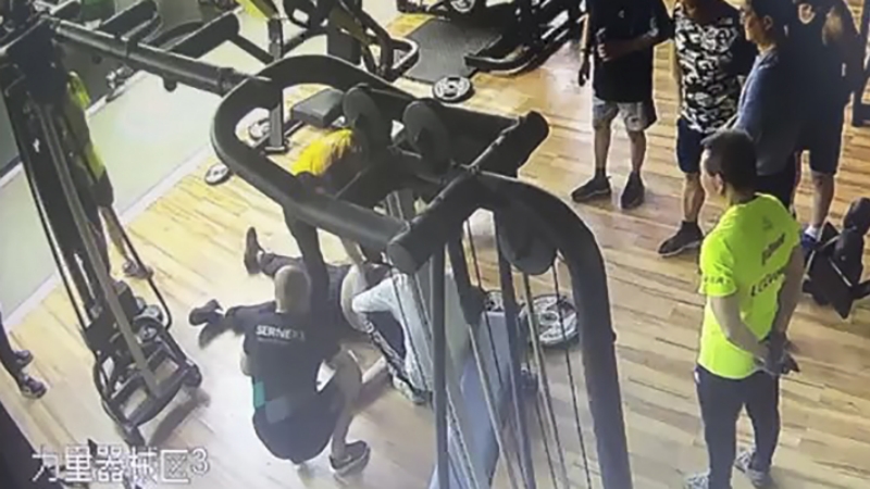 健身房內上演“生死營救”